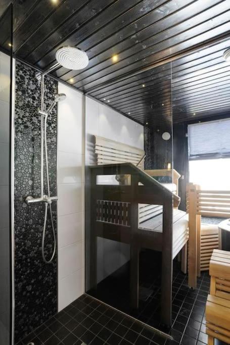 Majestic Penthouse With Sauna & High-Speed Wi-Fi And Parking 罗瓦涅米 外观 照片